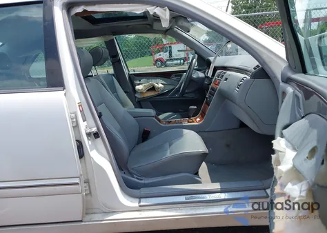 2000 Mercedes-Benz E 320 4M z USA, uszkodzony, nr VIN WDBJF82J6YX036008